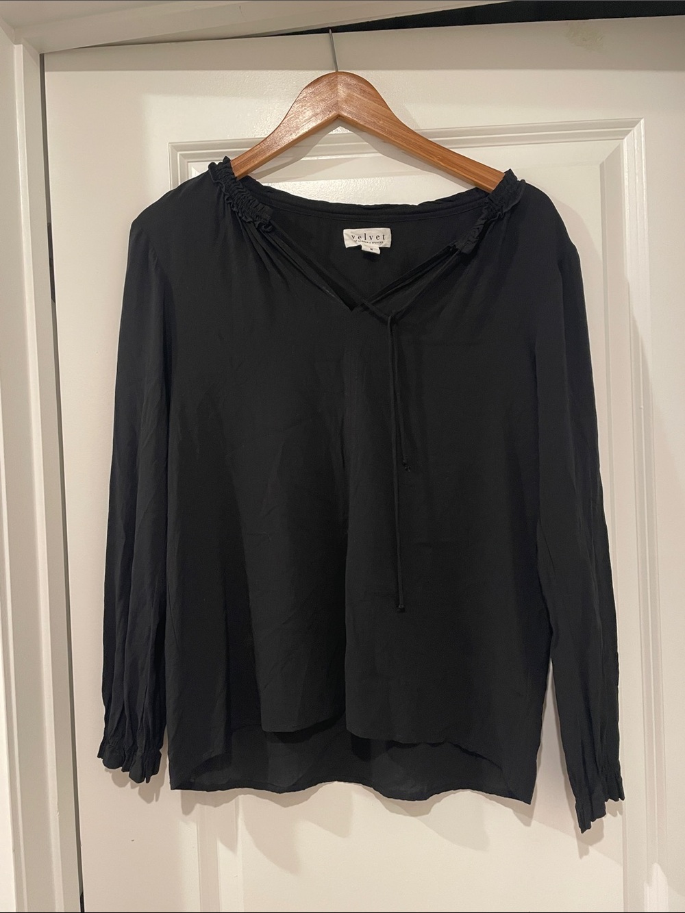 Velvet by Graham & Spencer Black Long-Sleeve Tie-Neck Blouse medium